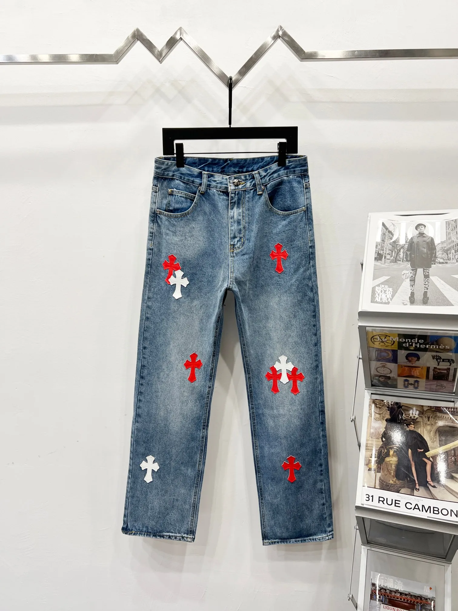 P260 Style number: (K630) Style number: (K550) Chrome Hearts & Chrome Hearts CH city limited series Sanskrit cross patch leather jeans need to be washed and then disassembled and hand-sewn sheepskin cross leather is then spliced ​​to complete. The whole piece requires too much craftsmanship to explain. The texture can be seen in the hand, and it looks good. The styles with different washed textures are very friendly to people with thin legs and thick legs. The straight version is very flattering to the leg shape. The moderate length is timeless and can be matched easily and casually. It is the basic styling foundation for various styles and is a must-have in the wardrobe! The fabric is stiff but also makes the upper body soft without losing texture. The washing process is even more perfect. It is a must-have item for everyone! ! ! Washed wheat, hang tag, pants label, three labels are complete, the upper body effect is particularly stiff and stylish, super stylish, same style for men and women - Color: Size: 28 30 32 34
